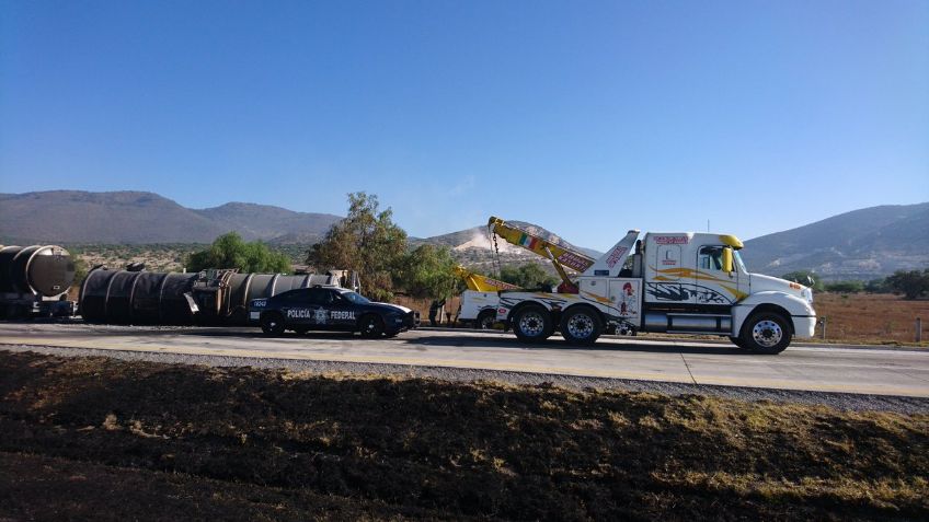 Pipa que transportaba diésel vuelca y explota en el Arco Norte