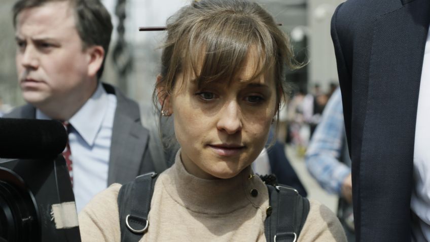 ¿Quién es la actriz Allison Mack y por qué tiene problemas con la justicia en EU?