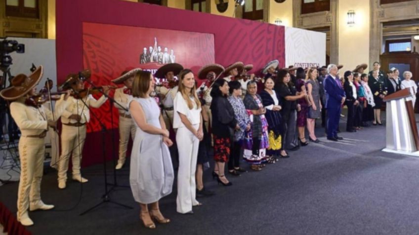 López Obrador sube a madres destacadas al escenario de La Mañanera; las celebra con Amor Eterno de Juan Gabriel