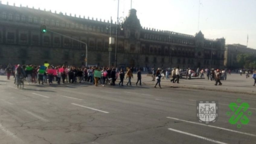 Trabajadores de limpia se manifiestan en el Zócalo de la Ciudad de México