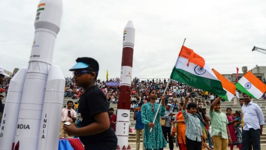 India lanza con éxito su segunda sonda para llegar al polo sur de la Luna