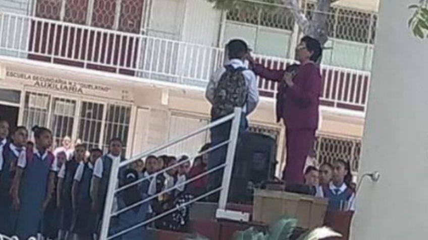 Maestra de secundaria corta el cabello a alumno frente a toda la escuela: FOTO