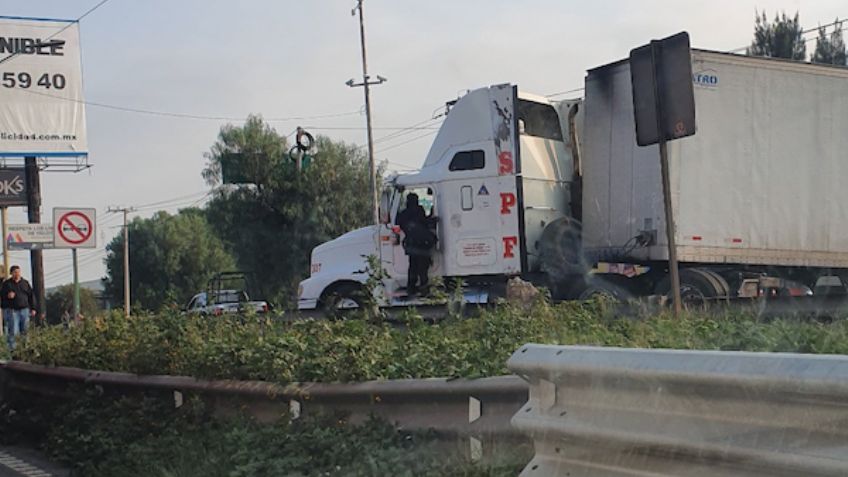 Autopista México-Querétaro lleva 6 horas a vuelta de rueda por accidente de tráiler en Cuautitlán