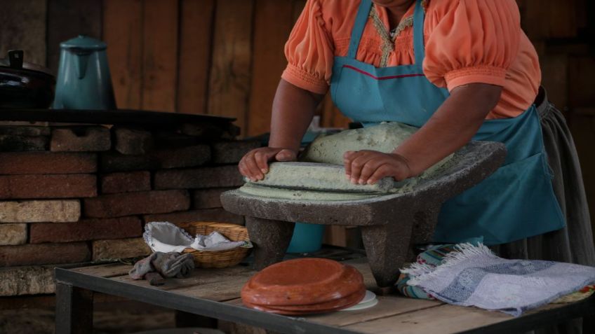 ¿Sabes qué es el Metate? Conoce la piedra prehispánica para moler alimentos