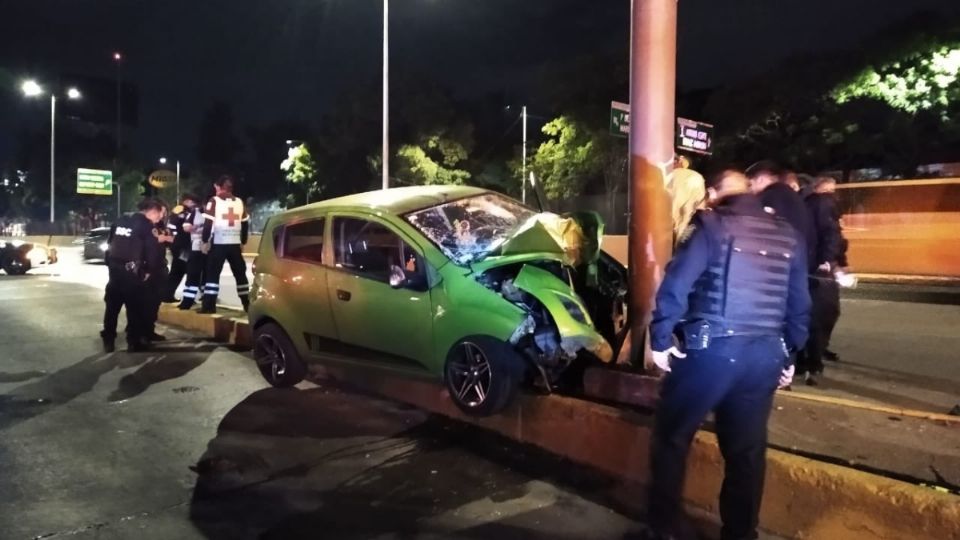 El vehículo impactado que dejó como saldo una persona muerta. Foto: Mark Sánchez | @ChilangoReport