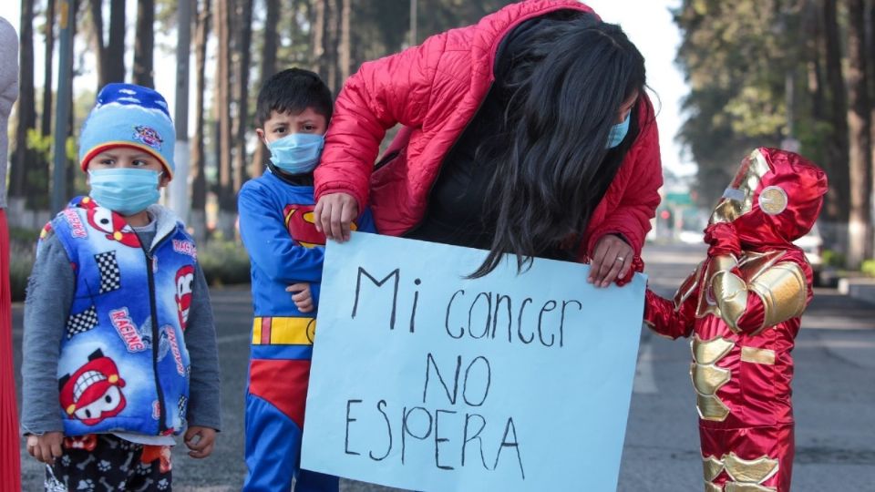 Los padres del Movimiento Nacional por la Salud darán a conocer su plan de acción sobre el desabasto de medicamentos para sus hijos con cáncer este martes en el Monumento a la Revolución. Foto: Cuartoscuro