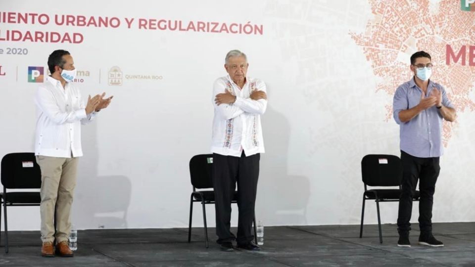 Durante su visita a Playa del Carmen, Quintana Roo, López Obrador aseguró que se ayudará a los damnificados del huracán 'Delta'. Foto: Especial