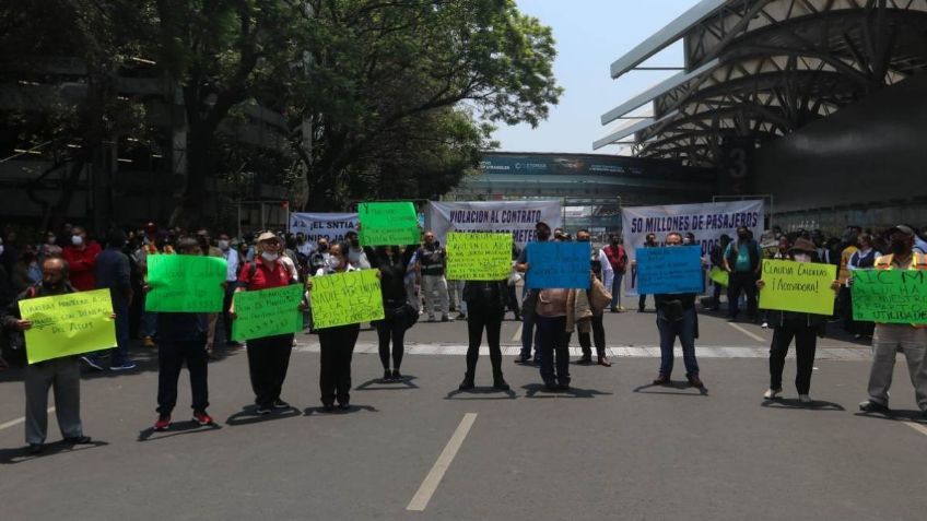 Taxistas realizan bloqueo en el AICM