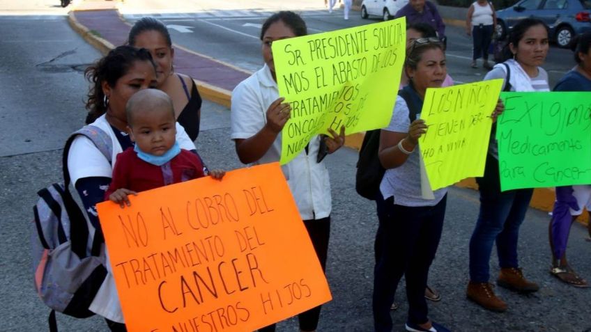 Padres de Niños con cáncer se manifiestan en el AICM este martes 9 de noviembre