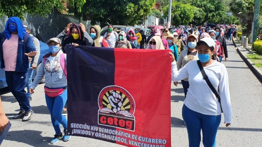 Bloquean maestros la Autopista del Sol en Guerrero para exigir cancelación del ciclo escolar