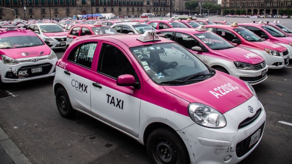 Taxistas de la Ciudad de México protestaron en el Zócalo capitalino para exigir apoyos gubernamentales, debido a las afectaciones económicas derivadas por la pandemia de Covid-19. FOTO: ANDREA MURCIA /CUARTOSCURO.COM