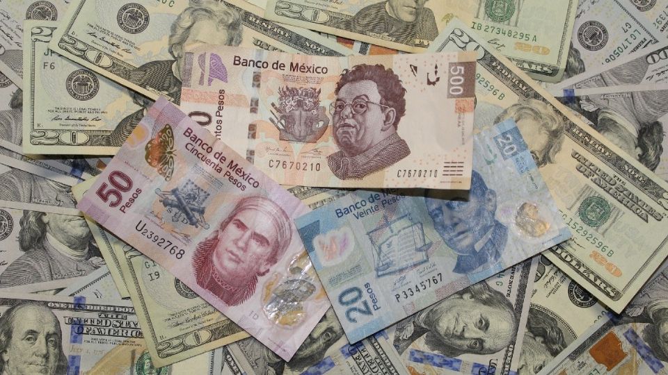 Peso apunta semana de ganancias, Bolsa concluye en rojo