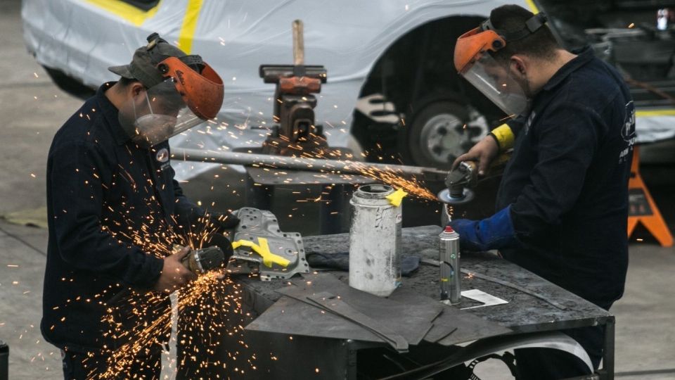 El crecimiento mensual observado en la producción industrial, aún mantiene tasas anuales negativas. Foto: Cuartoscuro