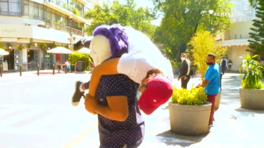 "Dave the Clown" hace llave voladora en Polanco; regala boletos para Auto Luchas