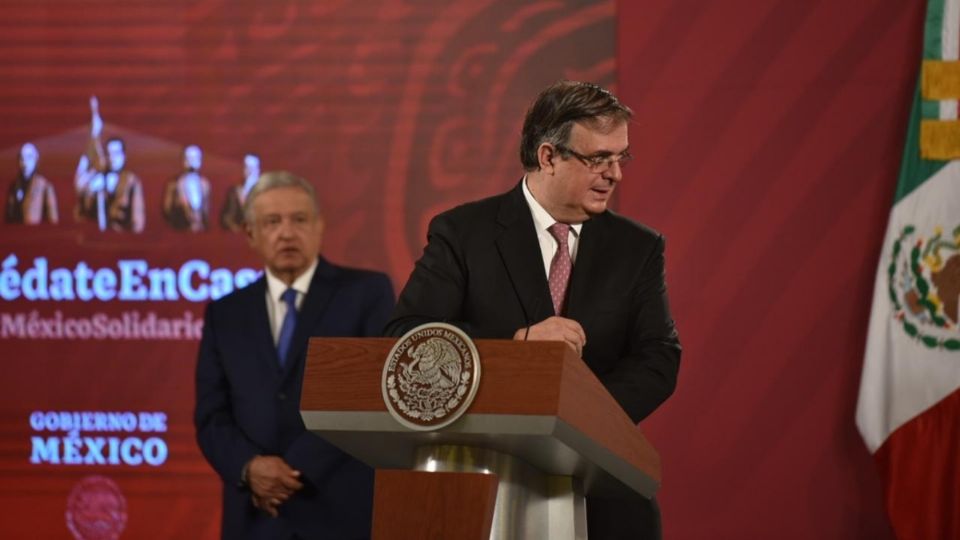 El canciller Ebrard junto al presidente López Obrador en La Mañanera. Foto: Daniel Ojeda