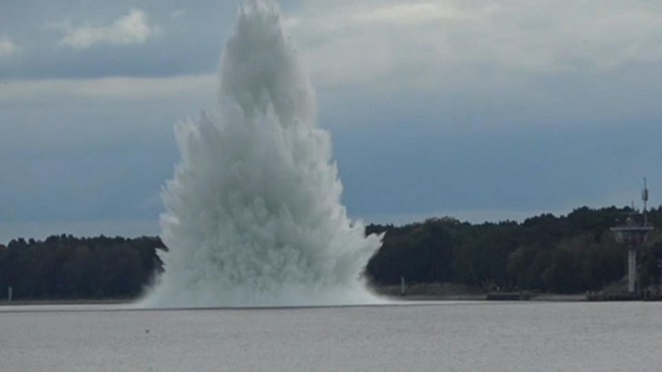 Expertos en demoliciones polacos intentaban neutralizar la bomba bajo el agua mediante una deflagración remota. Foto: Especial.