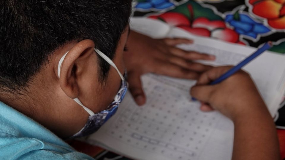 Niños vacunados y sin factores de riesgo, podrían acudir a la escuela sin el cubrebocas.