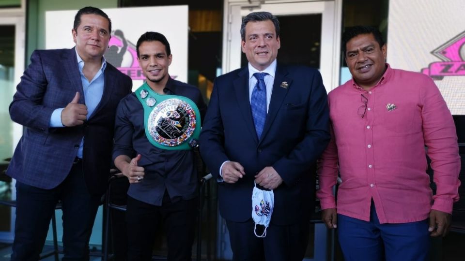 El presidente del Consejo Mundial de Boxeo, Mauricio Sulaimán, le entregó el cinto plata a Chon Zpeda Foto: Especial