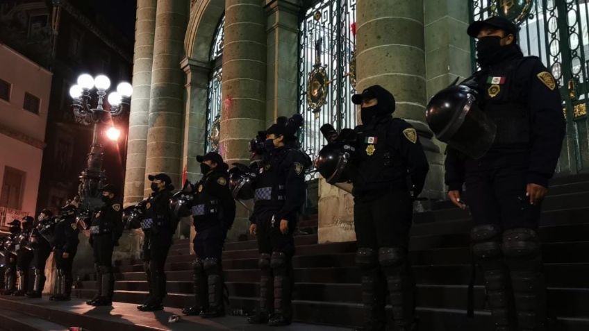 Vandalizan fachada del Congreso de la CDMX