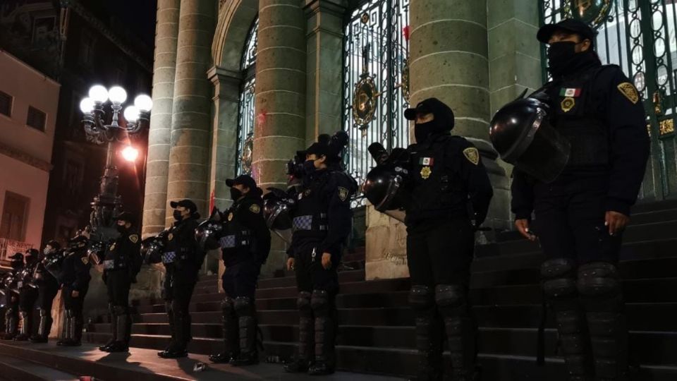 Un grupo de Ateneas fue colocado en la entrada principal del recinto legislativo. Foto: Gerardo Galicia