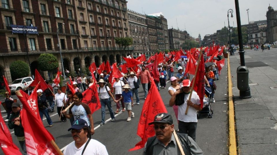 Antorchista del municipio de Chimalhuacán, Estado de México se manifiestan a las afueras de Palacio Nacional. Foto: Cuartoscuro