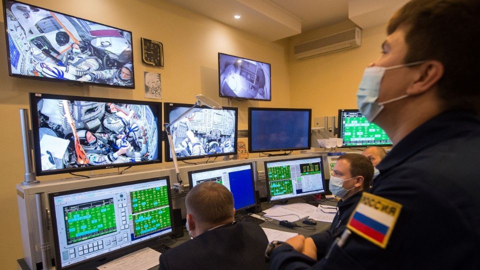 TRABAJOS. Supervisores observan a los cosmonautas de la agencia espacial rusa Roscosmos. | Foto: Reuters