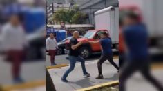 Al estilo "Rocky", dos automovilistas se lían a golpes en carril del Metrobús: VIDEO