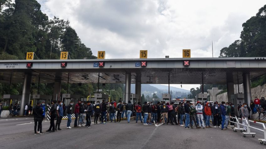 Toma de casetas es como el huachicol; combatirlo evita pérdidas de 8 mil mdp: AMLO