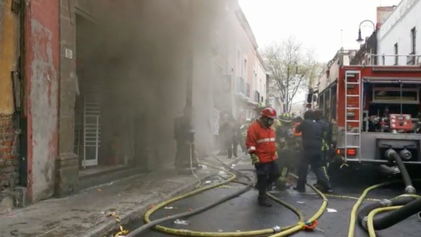 CDMX: Bomberos combaten incendio en el Centro Histórico