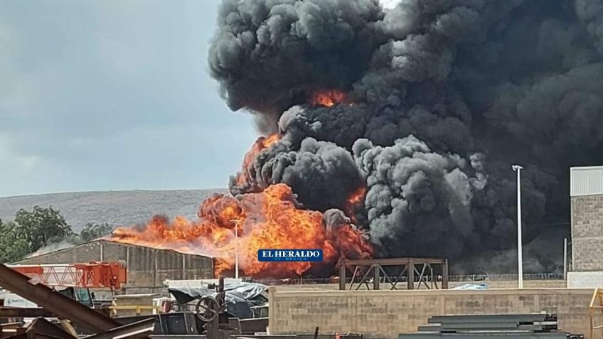 Bomberos combaten incendio en San Luis Potosí