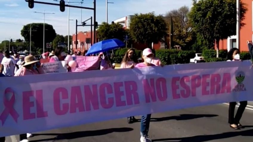 Mujeres con cáncer marchan en Puebla para solicitar apoyo y dotación de medicamentos