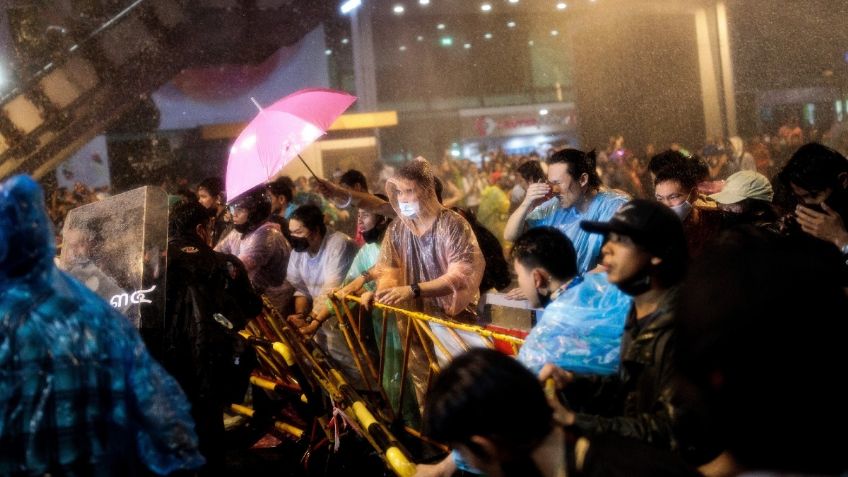 ¡Indignante! Policía dispersa a miles de manifestantes prodemocracia en Bangkok: VIDEO