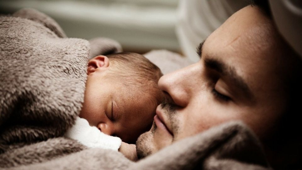 Padre y su hijo recién nacido. Foto: Pixabay