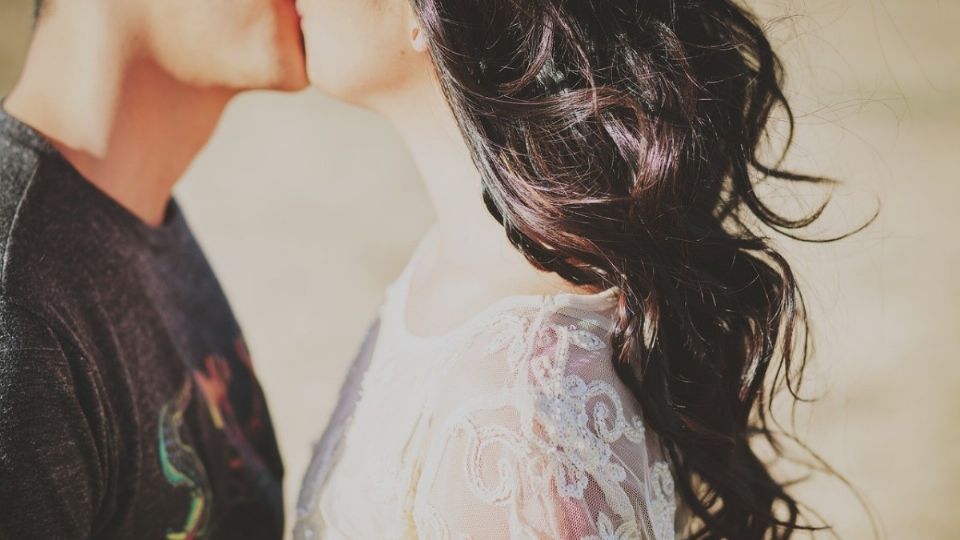 Beso entre pareja. Foto: Pixabay