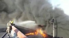 Incendio en baldío alcanza fábrica de plásticos en Nuevo León: VIDEOS