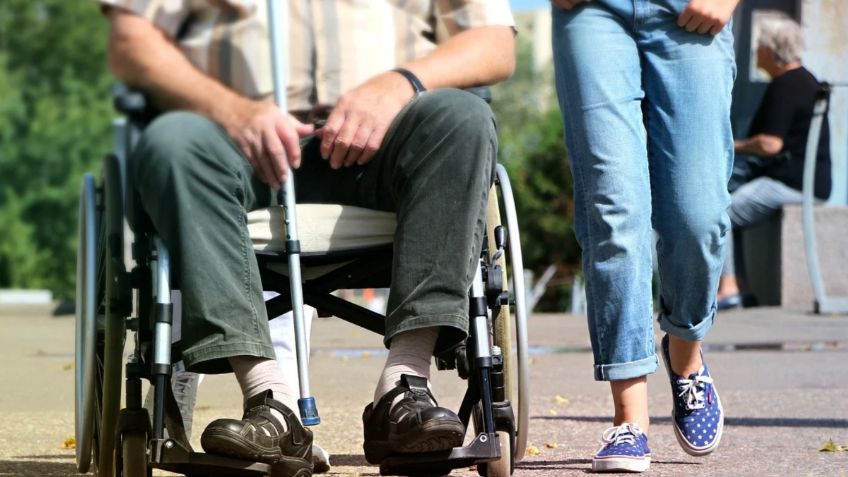 Mujer lleva cadáver en silla de ruedas al banco; lo hace pasar por vivo para cobrar su pensión