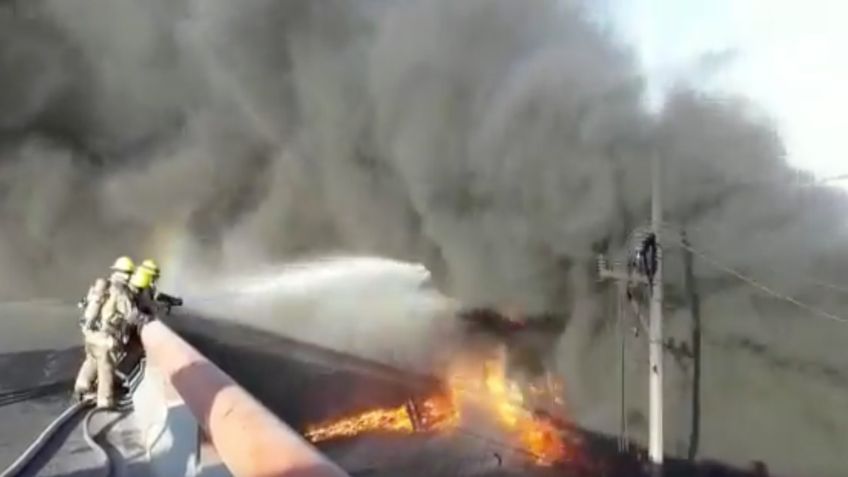 Incendio en baldío alcanza fábrica de plásticos en Nuevo León: VIDEOS