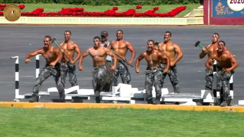 El desfile se desarrolló en la academia de policía en Nuevo Cairo, un distrito localizado en los suburbios de la capital egipcia. FOTO: Especial