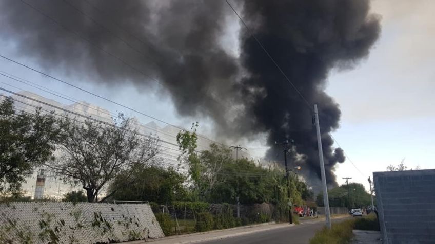 VIDEO: Captan enorme columna de humo tras fuerte incendio en Nuevo León