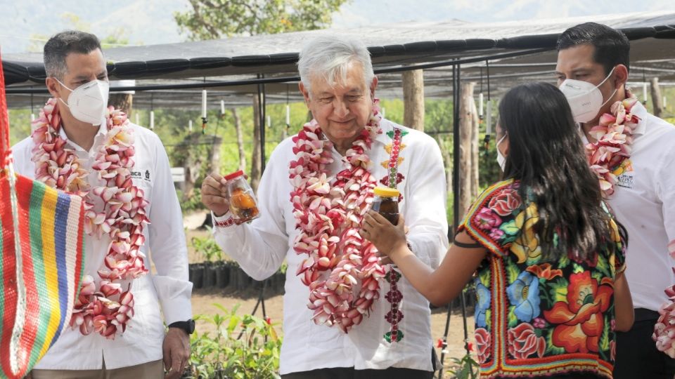 FELIZ. El primer mandatario recibió productos oaxaqueños. Foto: Cuartoscuro