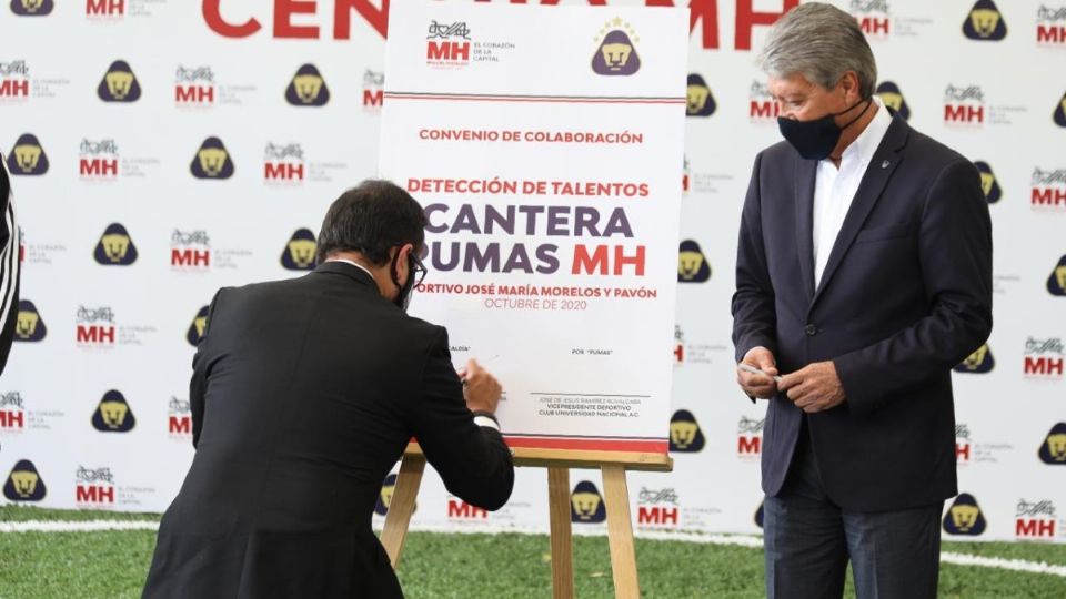 El alcalde Víctor Hugo Romo y el vicepresidente del Club Pumas UNAM, José de Jesús Ramírez, signaron el acuerdo. Foto: Especial