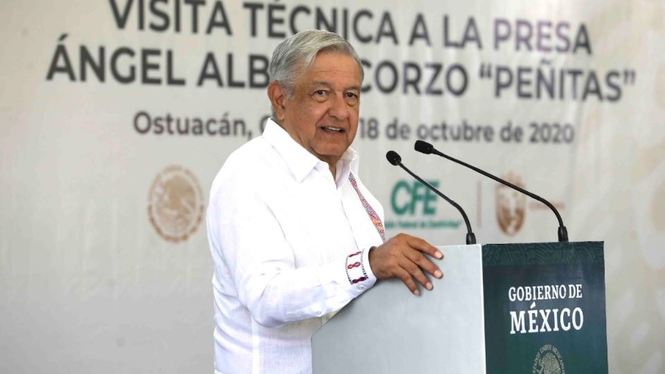 AMLO explicó que las empresas involucradas se están aplicando a fondo para terminarla en tipo y forma la refinería. Foto: Especial