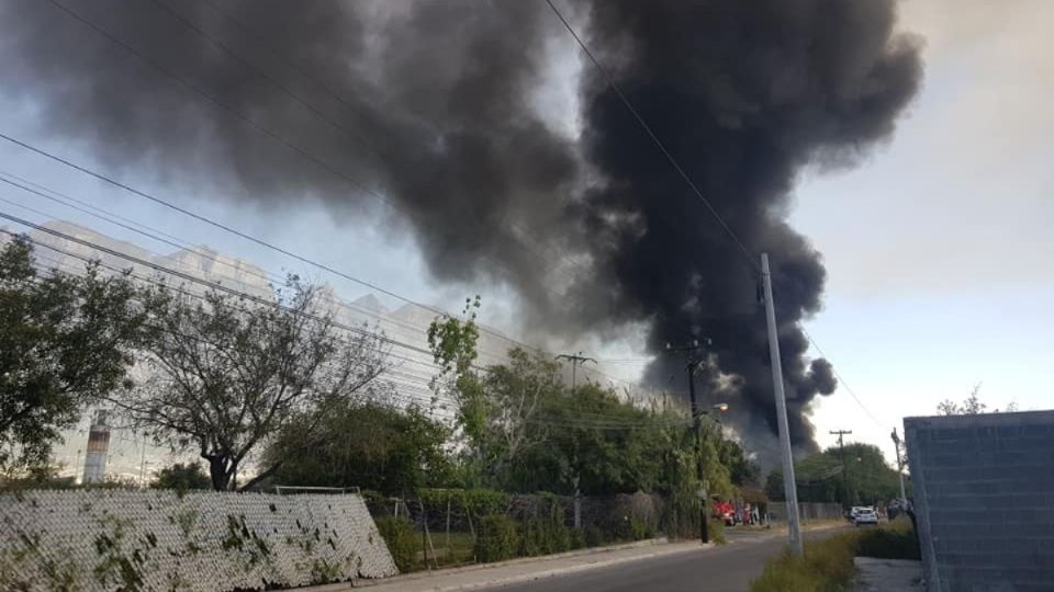 De memento continuan las labores para controlar el incendio. FOTO: Protección Civil Nuevo León