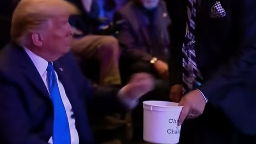 Donald Trump cuenta los dólares antes de donarlos a una iglesia durante misa: VIDEO