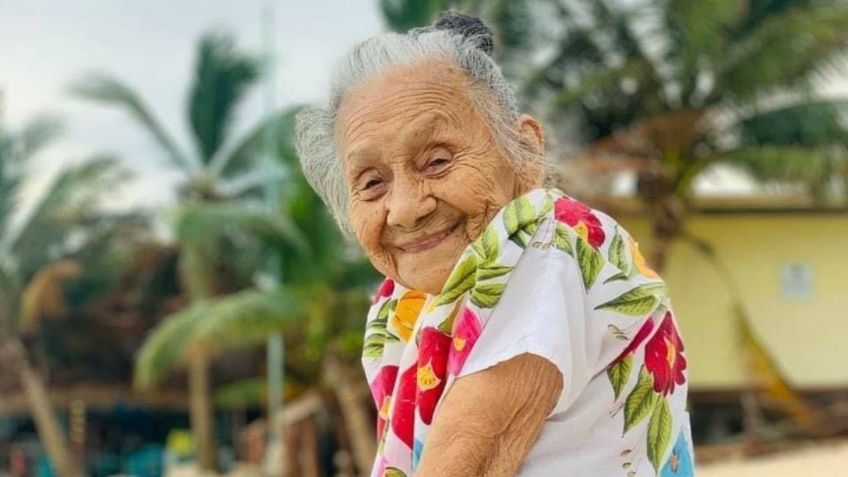 ¡Directo al cora! Abuelita visita el mar por primera vez y esta fue su reacción: FOTO