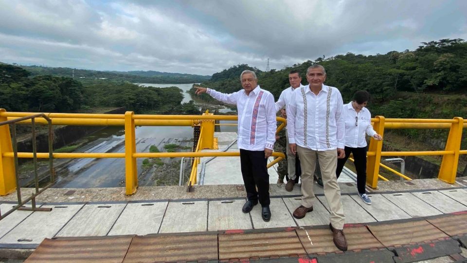 Los gobernadores de Tabasco, Adán López, y de Chiapas, Rutilio Escandón acompañaron al Presidente a la presa Las Peñitas.  Foto: Especial