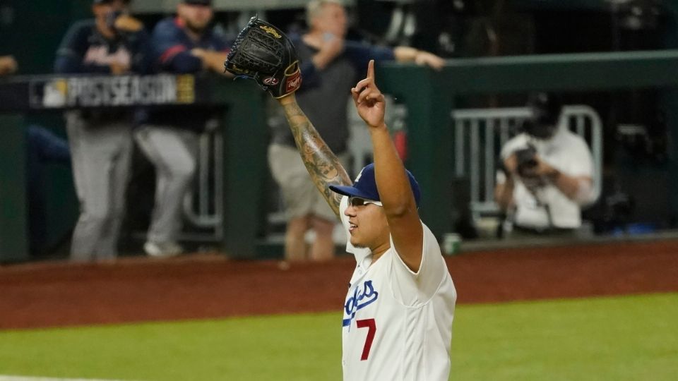 El pitcher sinaloense superó las hazañas de Fernando Valenzuela.  Foto: AP