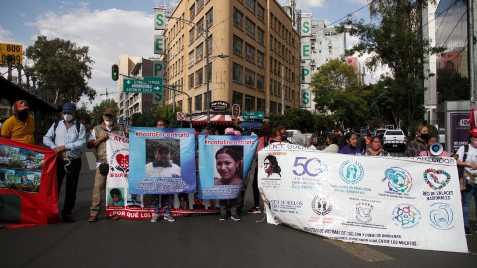 Familiares víctimas de desaparición forzada bloquearon la Avenida Insurgentes esquina calle Madrid, frente al Senado de la República. FOTO: ANDREA MURCIA /CUARTOSCURO.COM