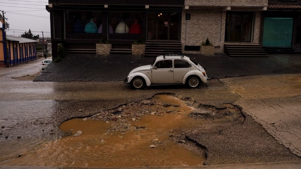 Los baches, uno de los problemas principales del país. Foto: Cuartoscuro