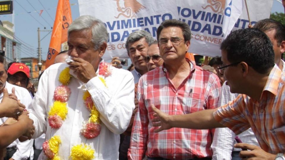 Andrés Manuel junto a su hermano Pío López Obrador. Foto: Cuartoscuro